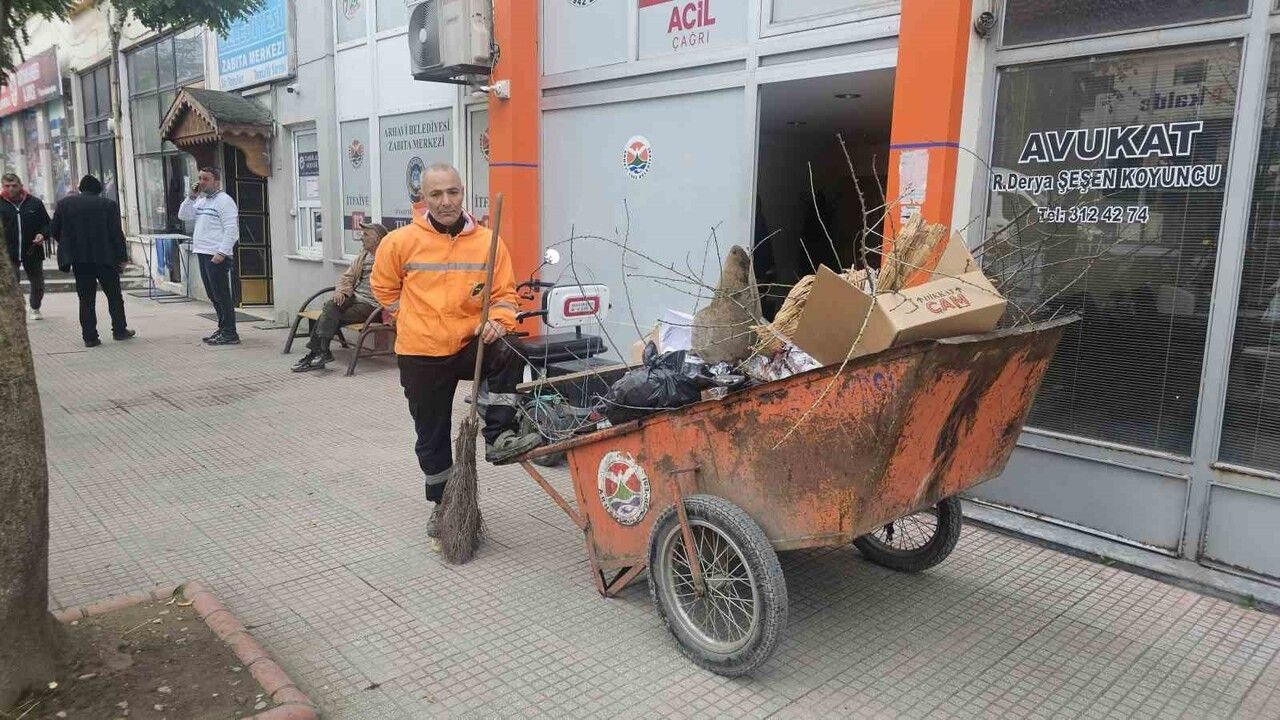 Arhavi'de 52 yaşındaki temizlik görevlisi müzikle ritim tutuyor