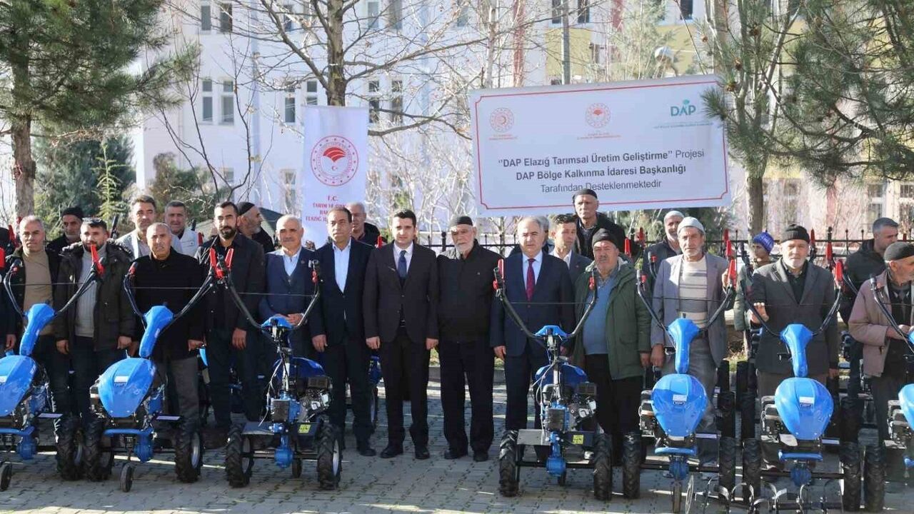 Arıcak’ta 65 üreticiye çapa makinesi dağıtımı