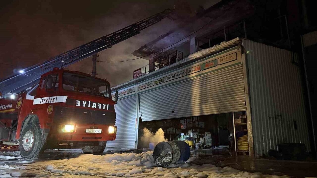 Arifiye'de hırdavat dükkanı yangını kontrol altına alındı