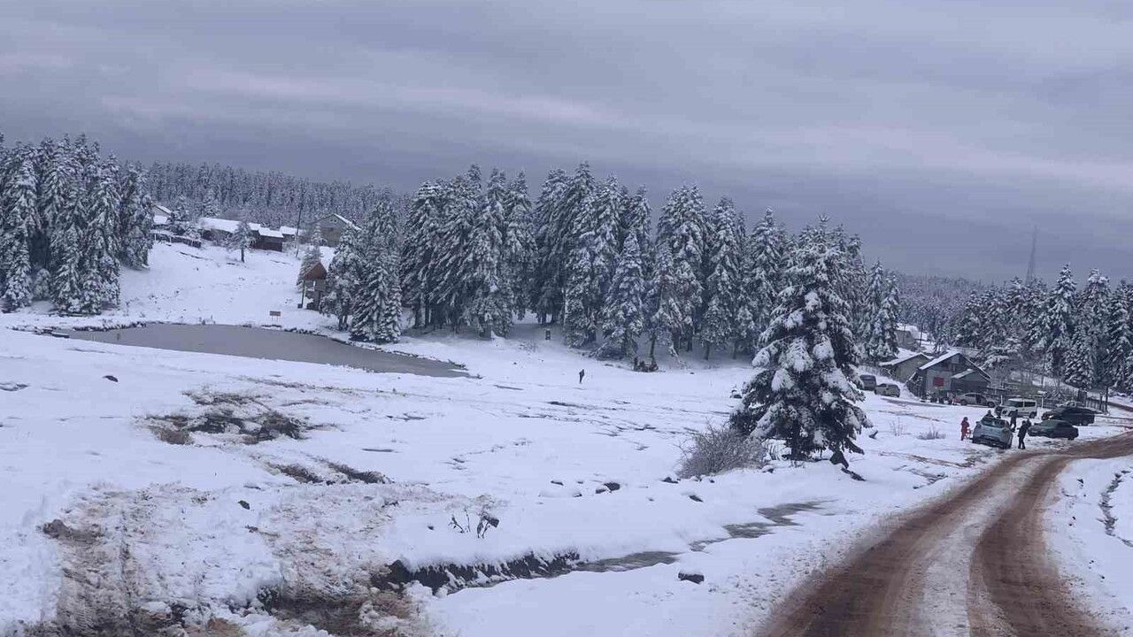 Arkut Dağı'nda kar örtüsü 10 santimetreye ulaştı