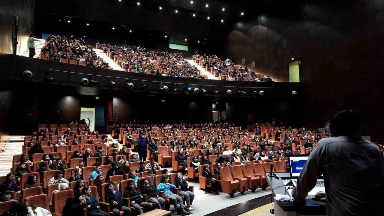 ArnAkademi, Arnavutköy'de YKS ve LGS adaylarına ücretsiz dijital destek