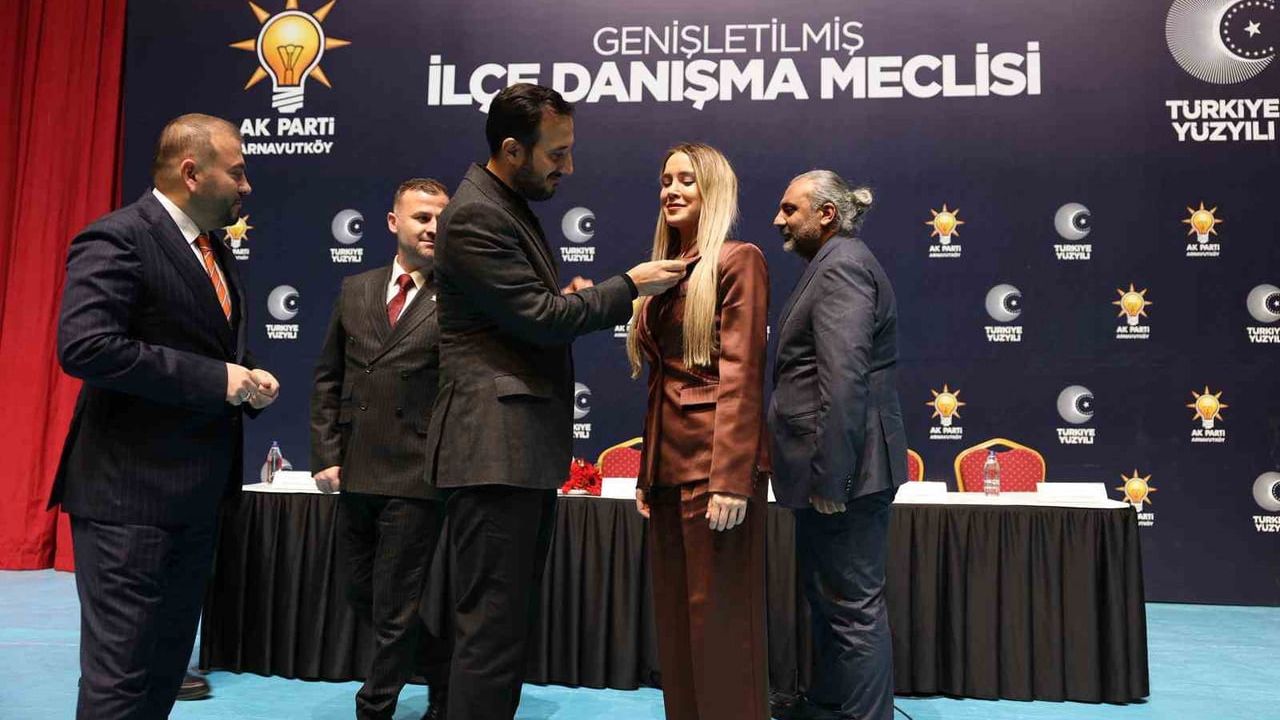 Arnavutköy’de 2 CHP’li meclis üyesi ve 150 kişi AK Parti’ye geçti