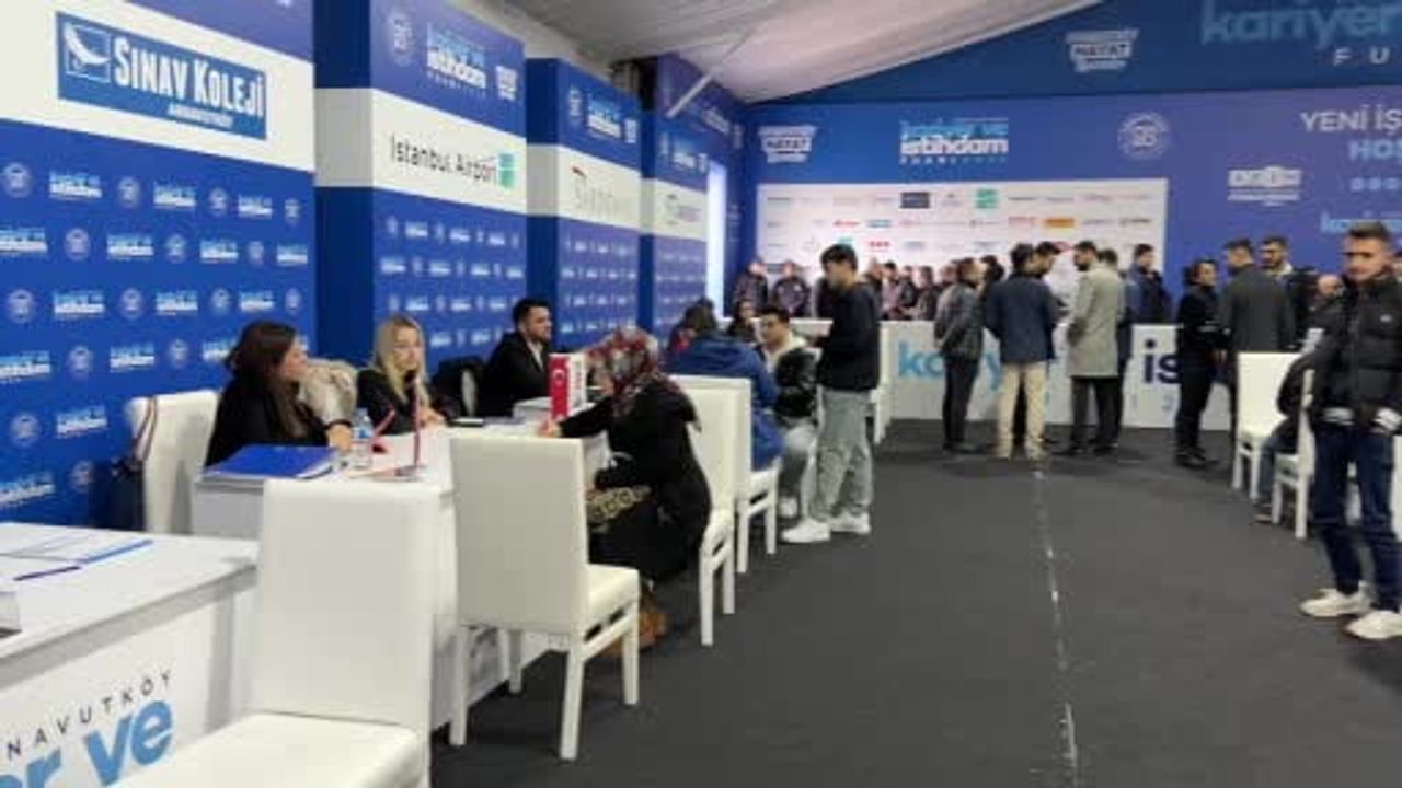 Arnavutköy'de AKİF 25 Açıldı: Kariyer ve İstihdam Fuarı Yoğun Katılım Sağladı