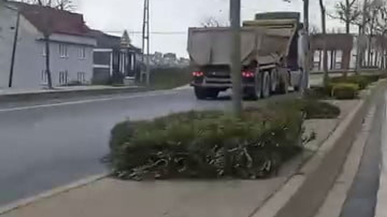 Arnavutköy'de hafriyat kamyonu trafiğin ters yönünde tehlikeli şekilde ilerledi