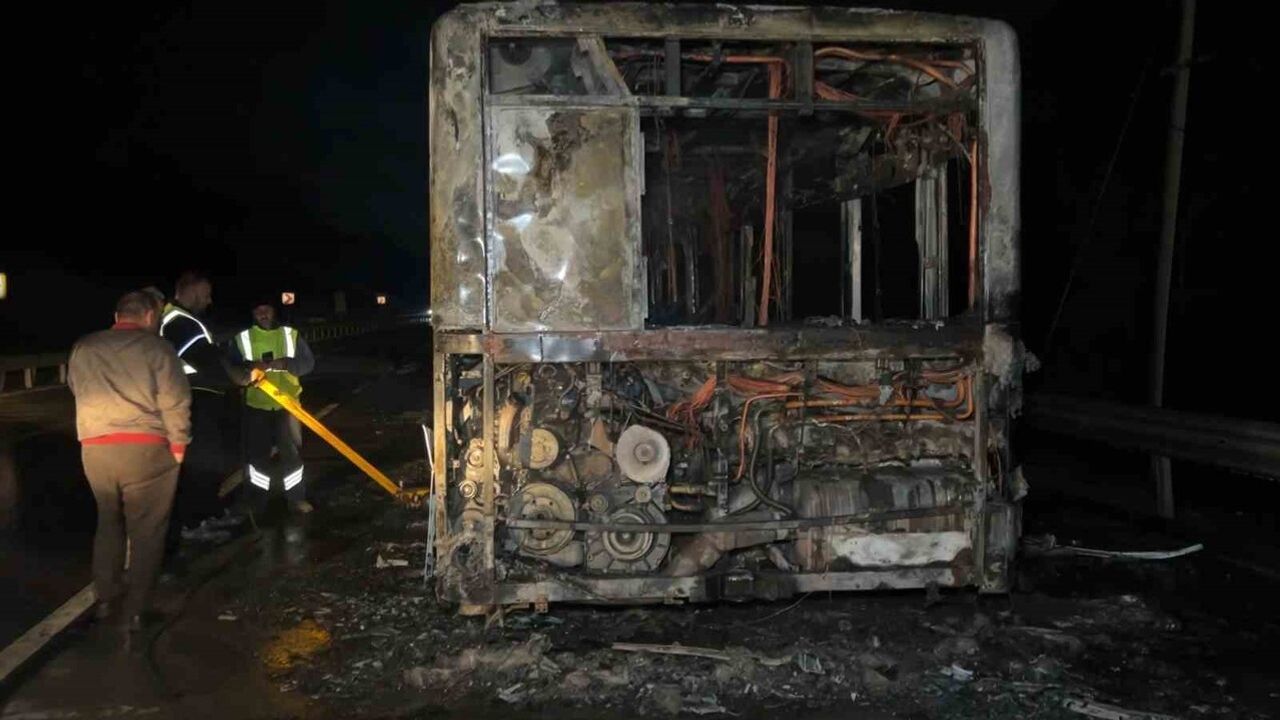 Arnavutköy'de İETT otobüsü yangında küle döndü