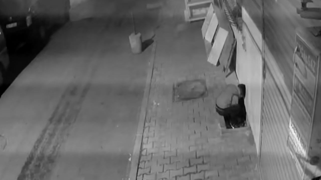 Arnavutköy'de küçük çocuğun tehlikeli ateş oyunu kameralarda