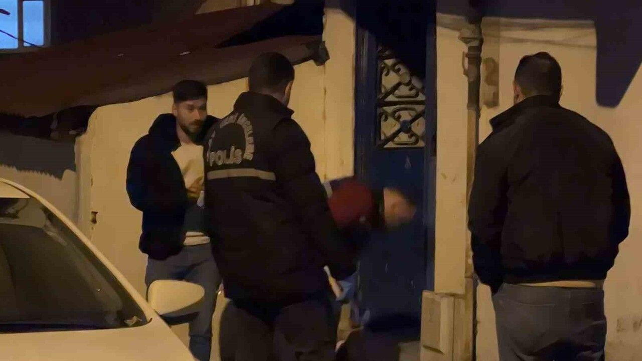 Arnavutköy'de silahlı gasp: Anne ve 4 yaşındaki çocuk darp edildi