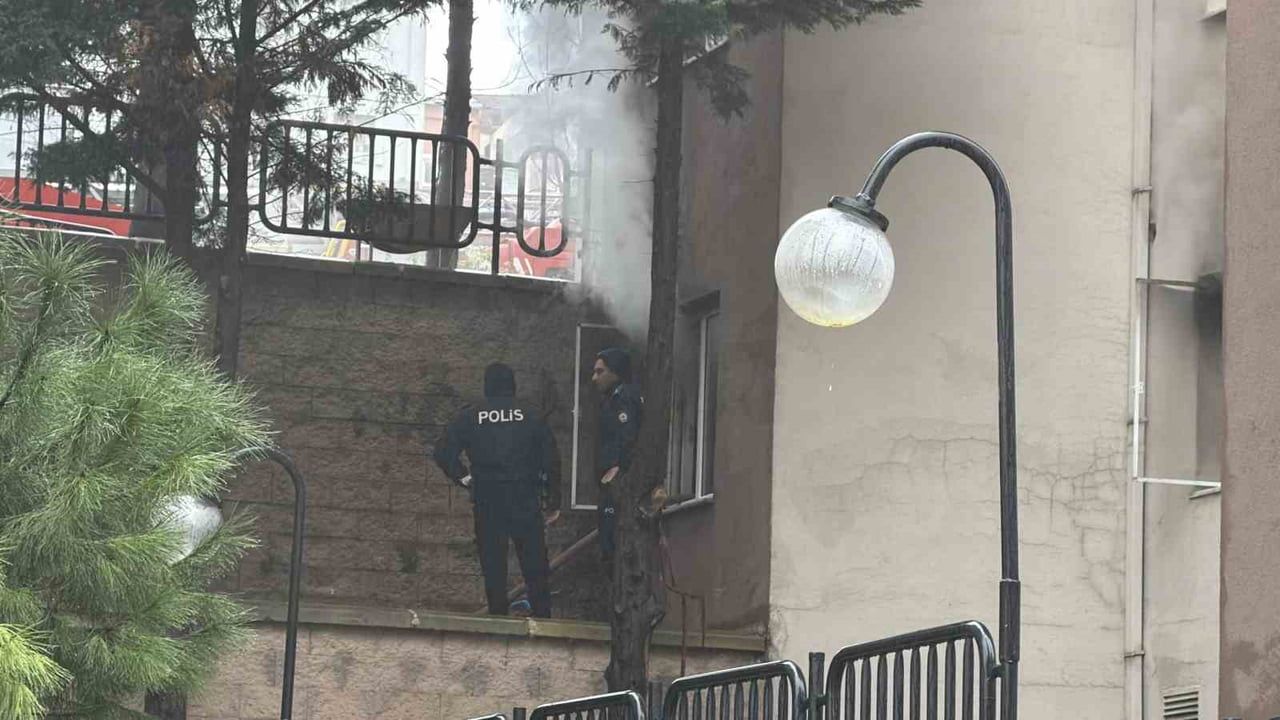 Arnavutköy KİPTAŞ Konutunda Elektrik Aksamından Kaynaklandığı Değerlendirilen Yangın — Blok Boşaltıldı