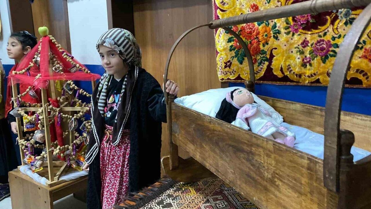 Arpaçay Atatürk İlkokulu'nda Milli Kültür Sergisi ilgi gördü