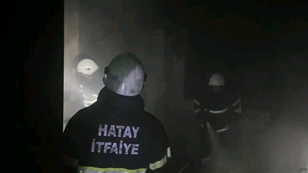 Arsuz'da 2 katlı müstakil evde çıkan yangın itfaiye tarafından söndürüldü