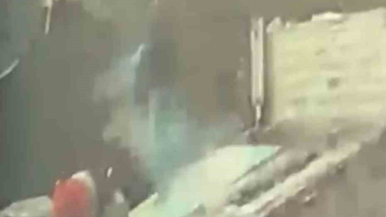 Arsuz'da tırdan yük indirirken yıldırım isabet etti: İşçi ağır yaralandı