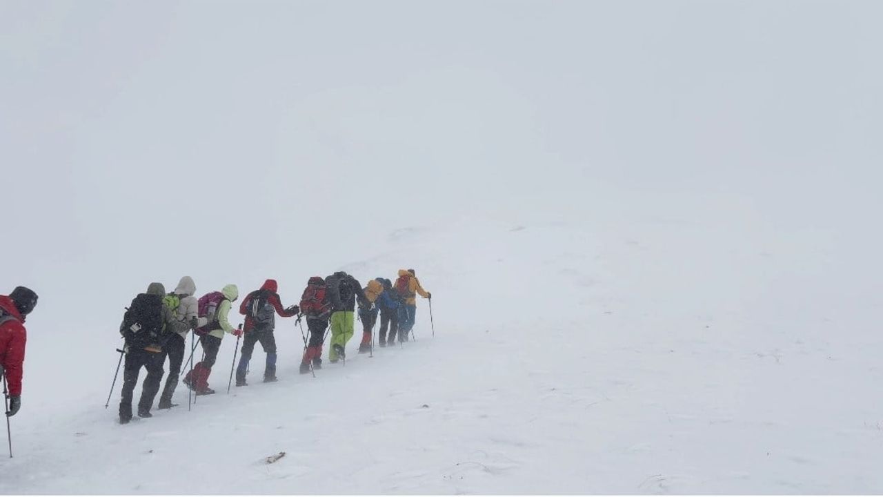 Artos Dağı'nda tipi ve fırtına tırmanışı engelledi