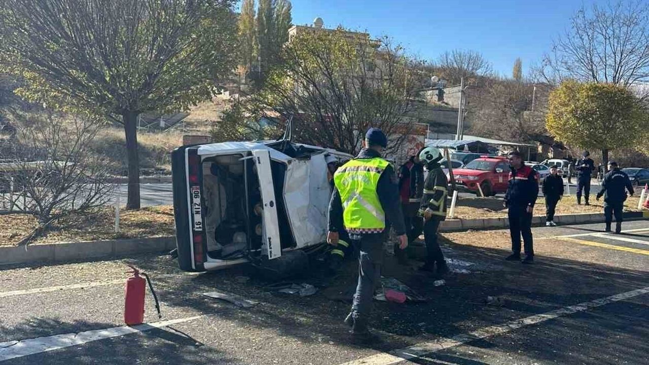 Artuklu'da otomobil devrildi: 3 kişi yaralandı
