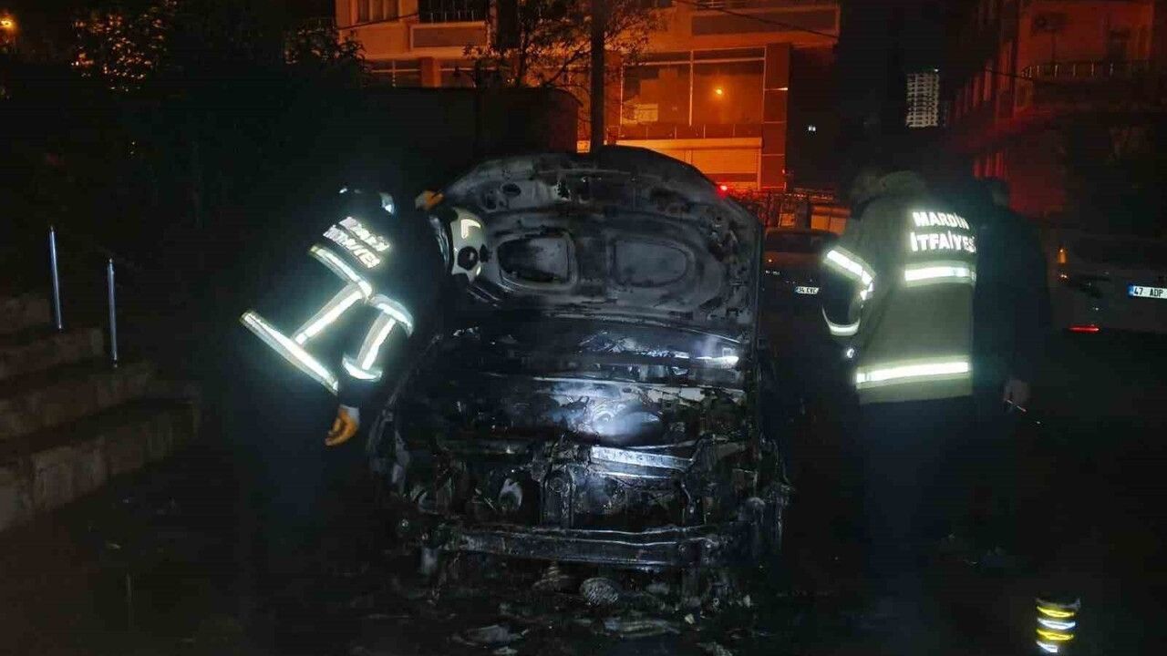 Artuklu'da park halindeki otomobilde yangın söndürüldü