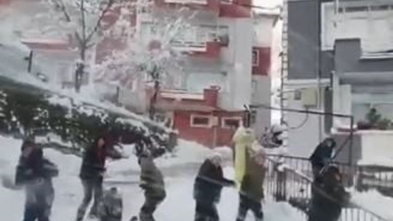 Artvin’de çocukların kartopu savunması iş makinesini durduramadı