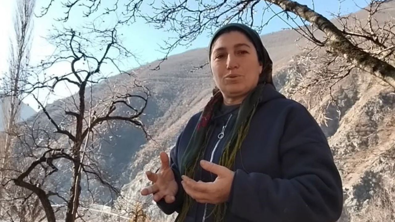 Artvin'de Hülya Dokur'un Tarla Faresiyle Diyaloğu ve Hurma Paylaşımı Sosyal Medyada İlgi Topladı