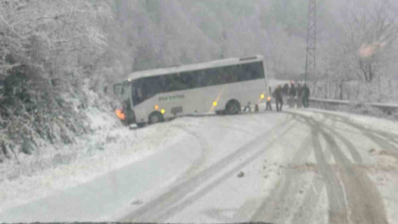 Artvin’de kar ve buzlanma Hopa-Borçka yolunda ulaşımı aksattı