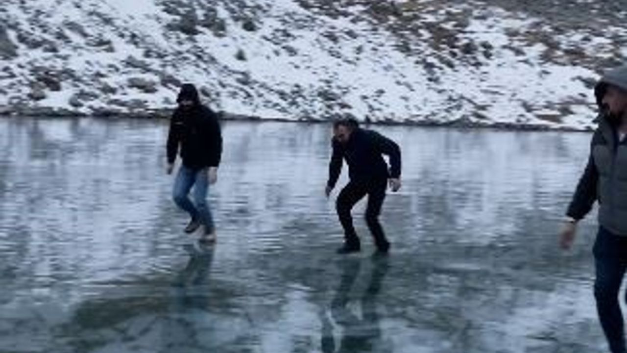 Artvinli gençler Bülbülan Karagöl'ün buzunu test edip eğlendi