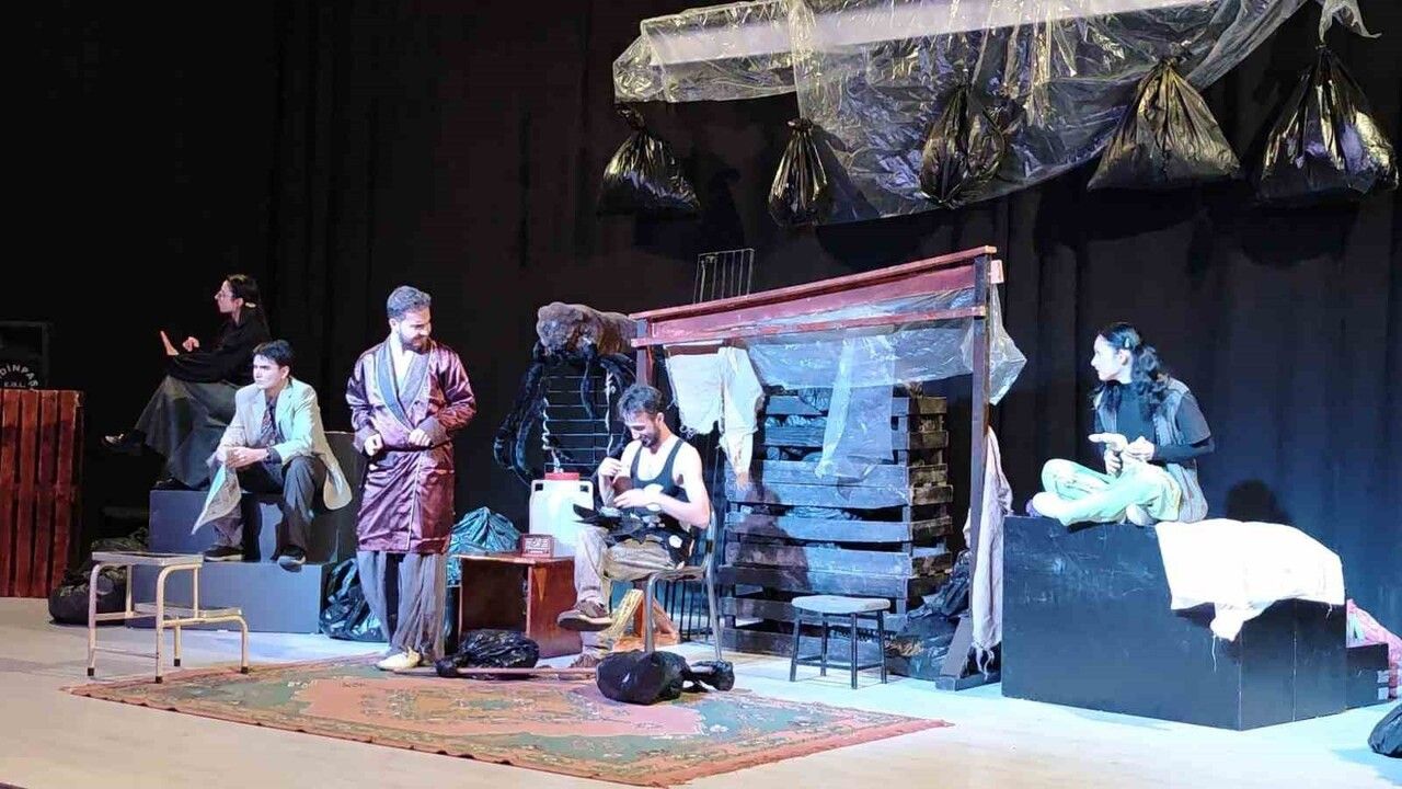 Aşkale’de 'Mavi Kolye' ile tiyatro coşkusu