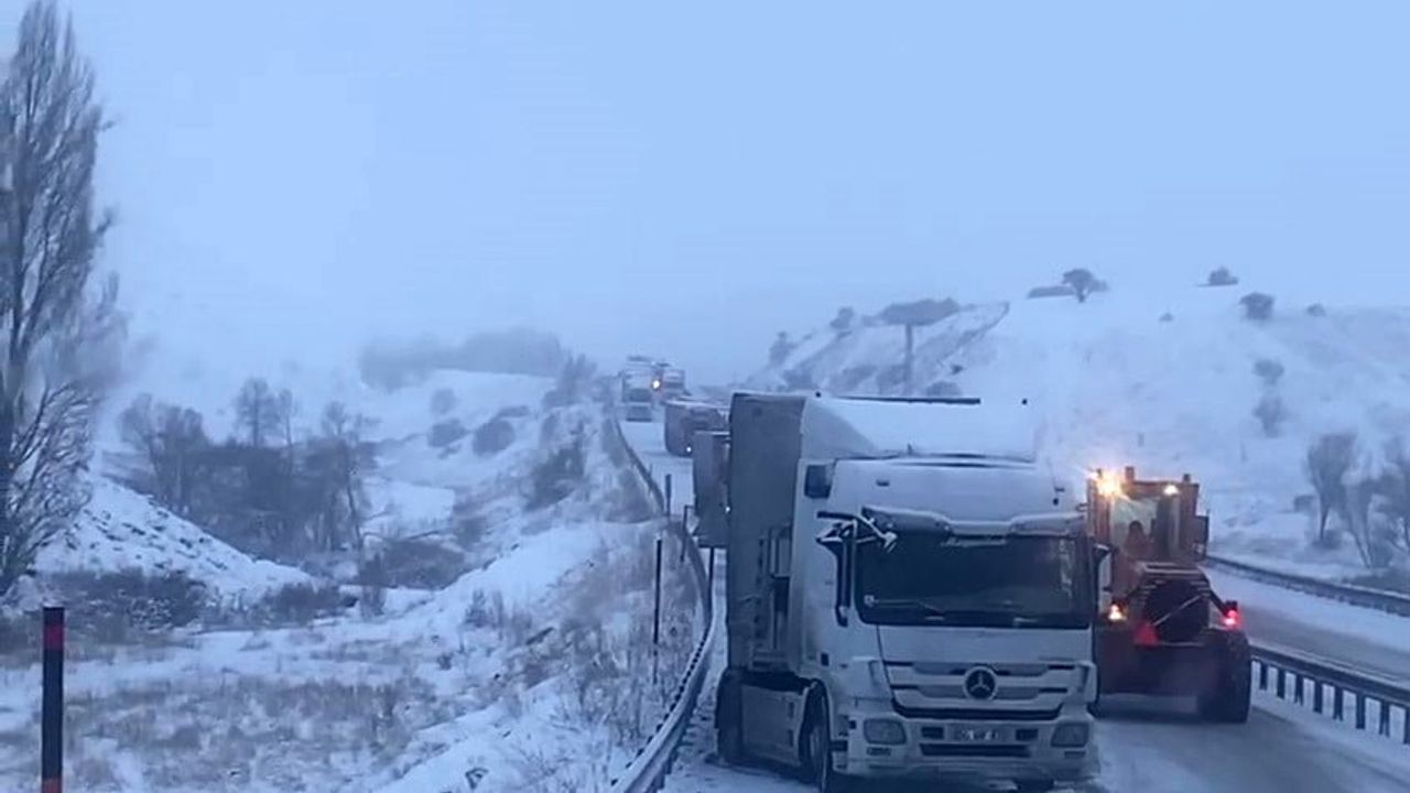 Aşkale Tepebaşı'nda kayan tırlar ulaşımı durdurdu