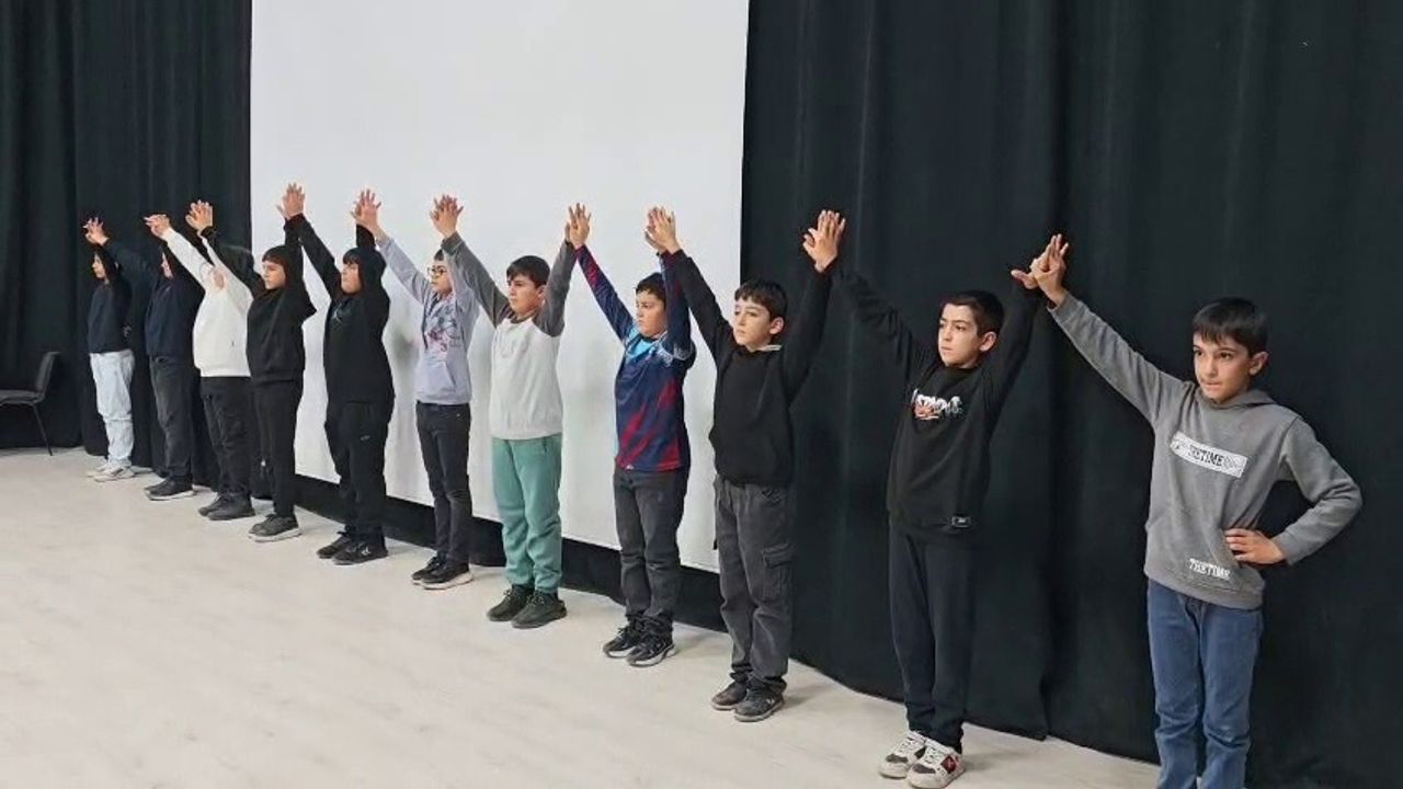 Aşkaleli öğrenciler 15 Şubat’taki halk oyunları il yarışmasına sıkı hazırlanıyor