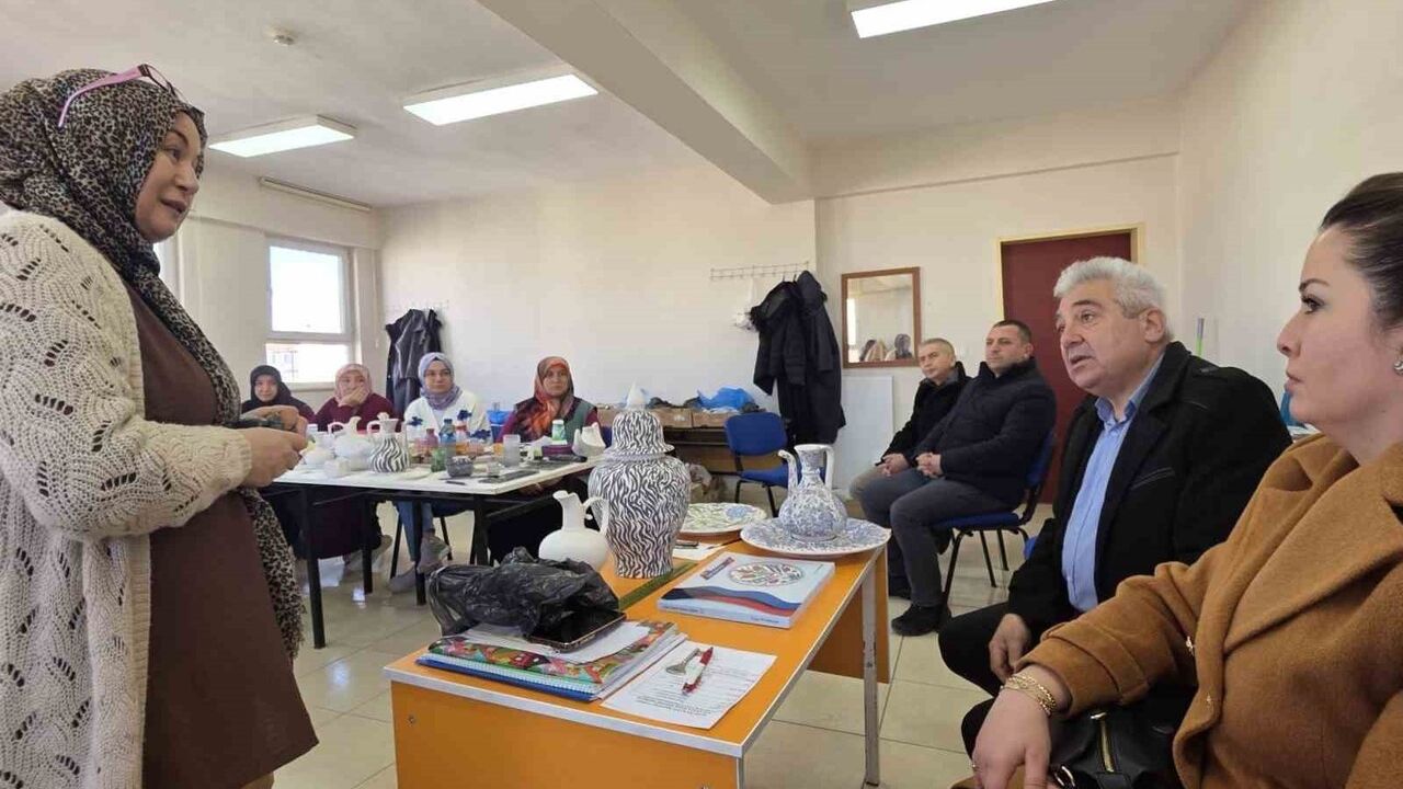 Aslanapa'da Seramik Biçimlendirme (Çini) Kursuna Yoğun İlgi