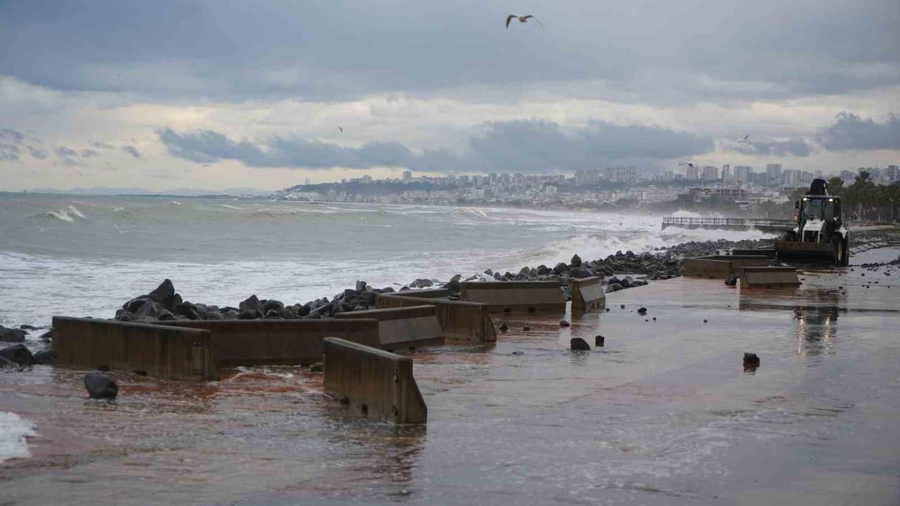Atakum Körfezi'nde fırtına sahili taşlarla doldurdu