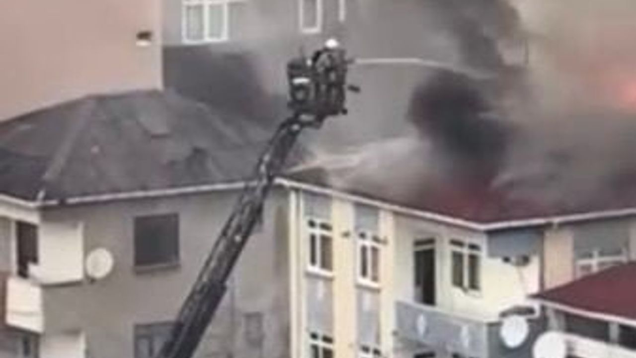 Ataşehir'de çatıda başlayan yangın: 4 kişi kurtarıldı