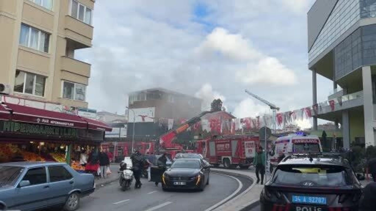 Ataşehir'de depo yangını: Üst katta mahsur kalan iki kişi kurtarıldı