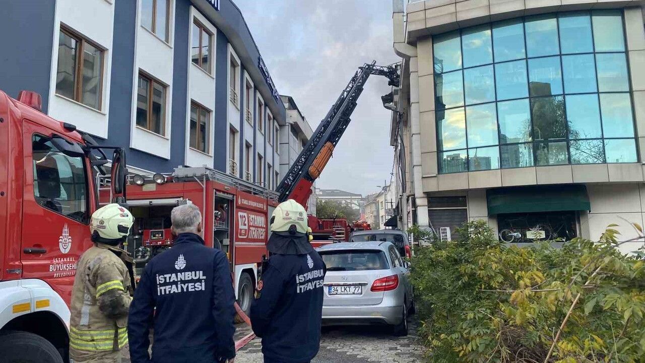 Ataşehir'de Rise Inn otelinin çatı katında yangın kontrol altına alındı