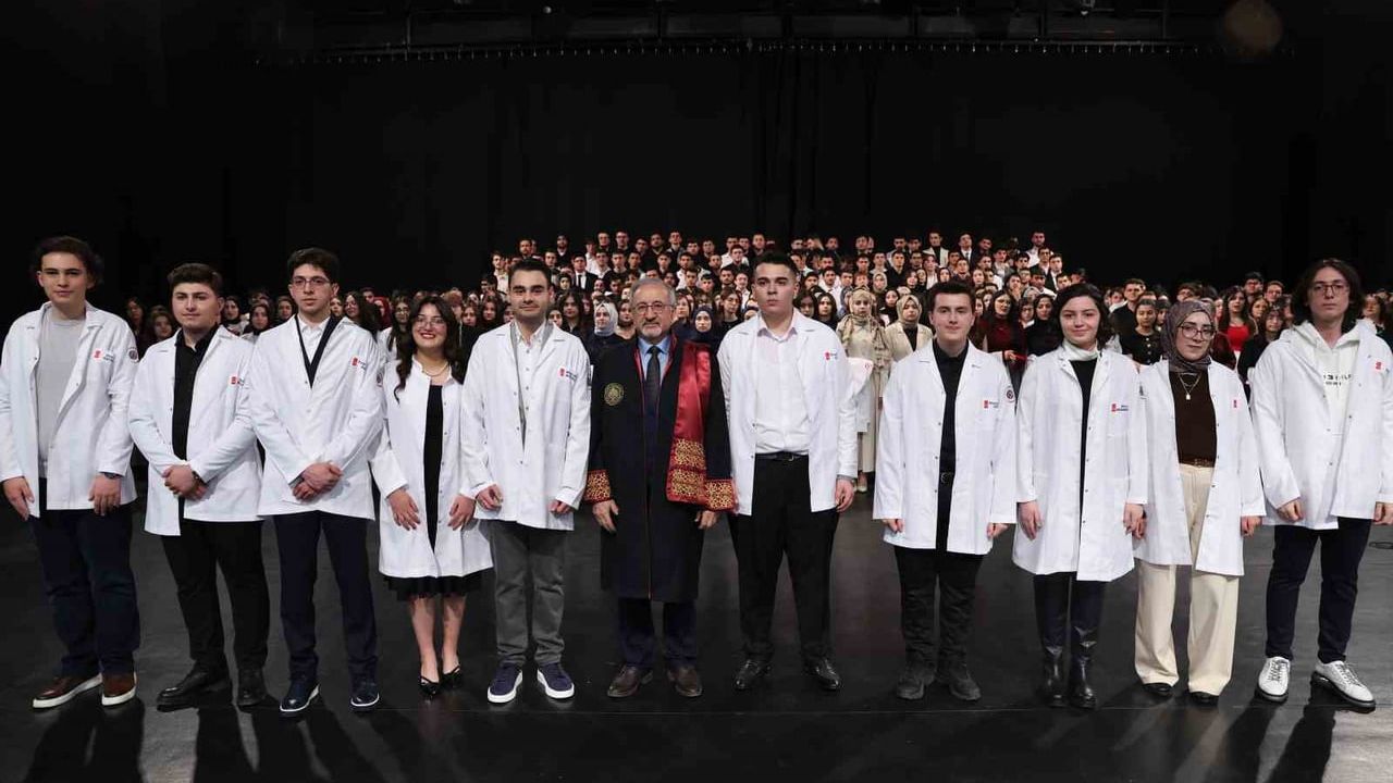 Atatürk Üniversitesi Tıp Fakültesi'nde 316 öğrencinin geleneksel beyaz önlük töreni