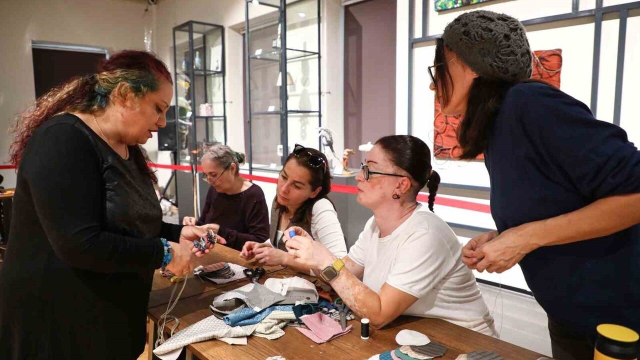 Atık kumaşlar kadınların emeğiyle yılbaşı maskotlarına dönüştü