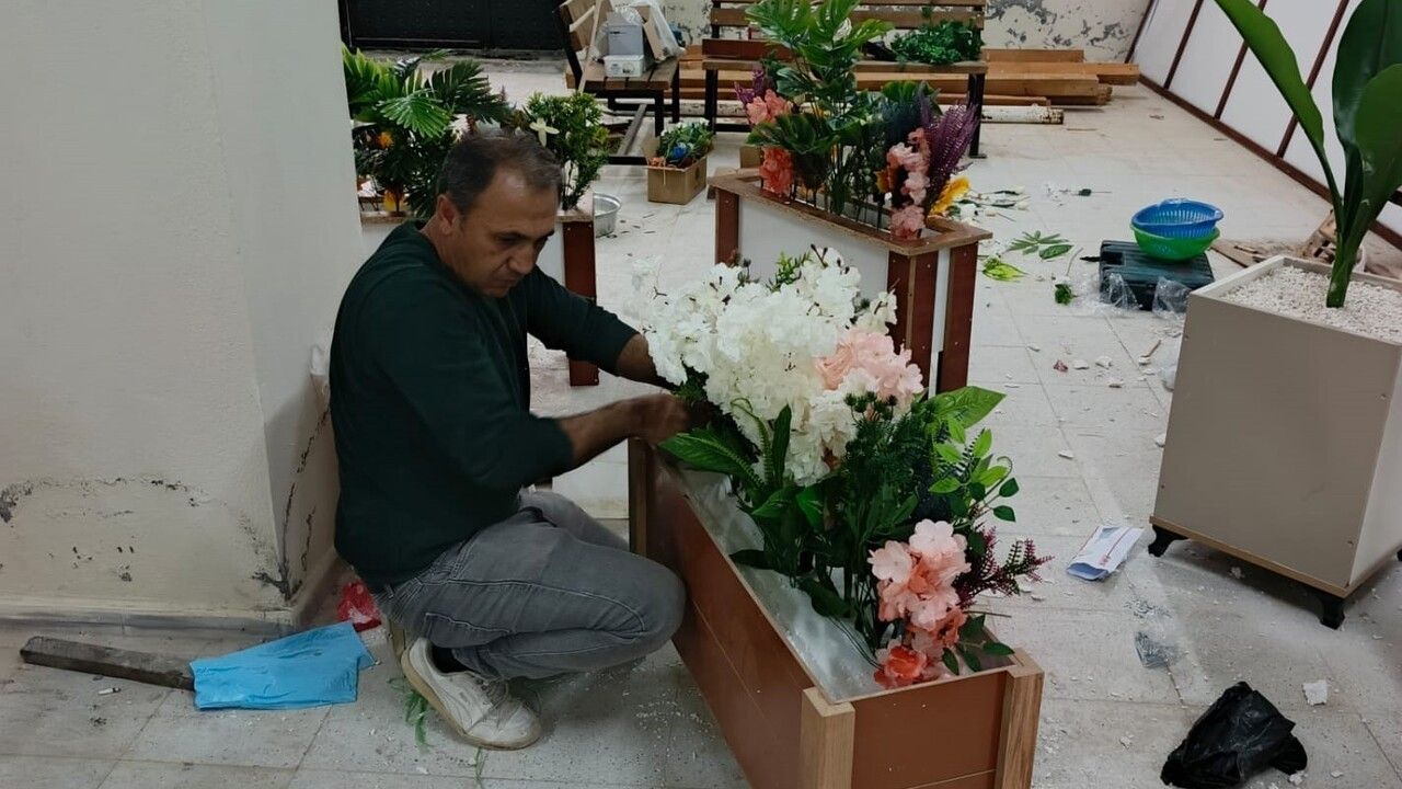 Atıkları değerlendirip okulu güzelleştiriyor