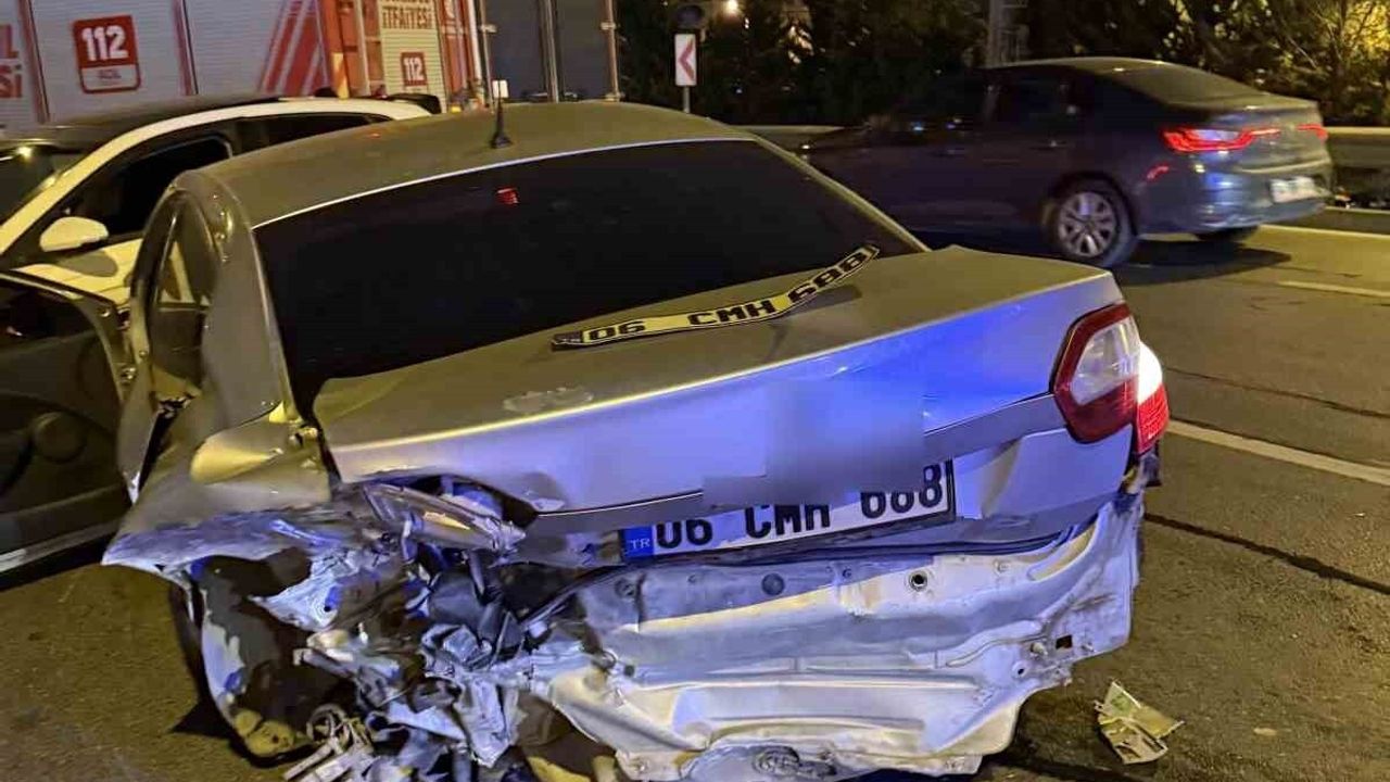 Avcılar D-100'de kaza: 2 yaralı, sürücü olay yerinden kaçtı