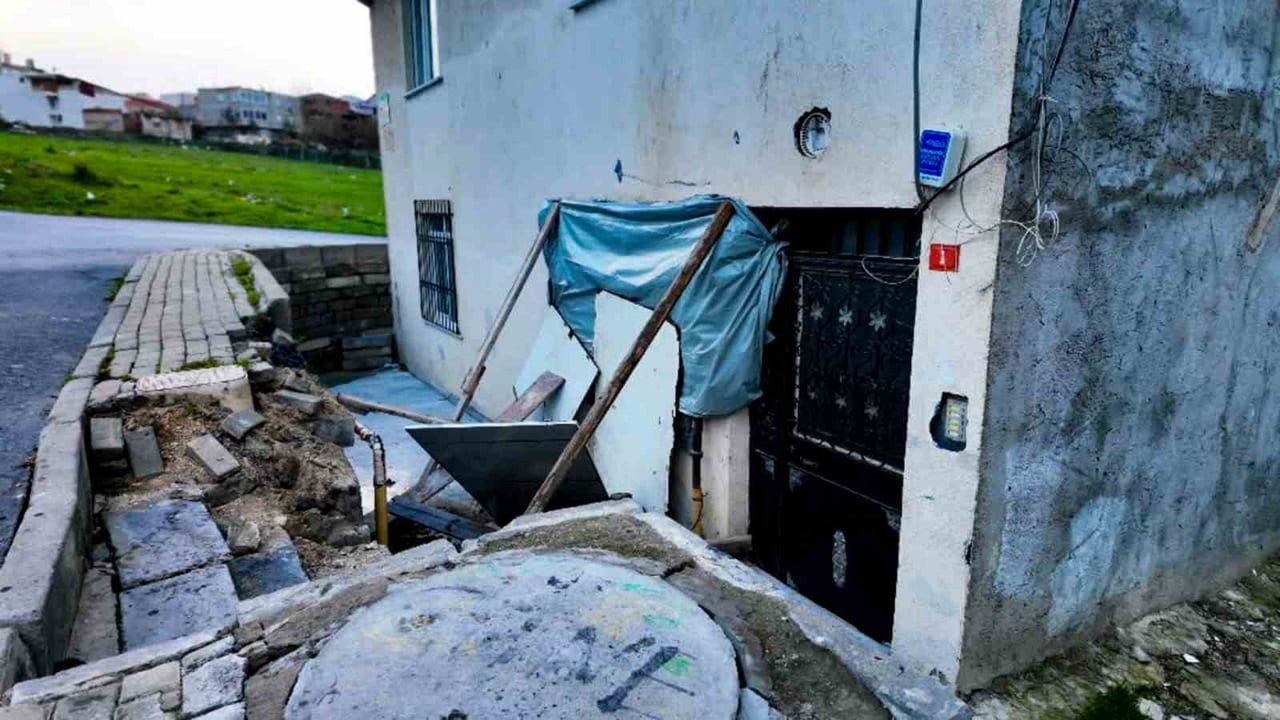 Avcılar’da el freni unutulan panelvan binanın giriş katına daldı