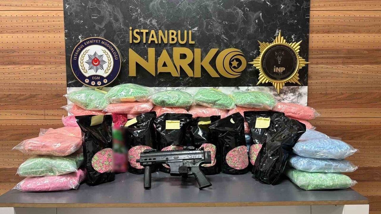 Avcılar'da gizli depoda 601 bin 380 extacy hap ve 1 otomatik silah ele geçirildi