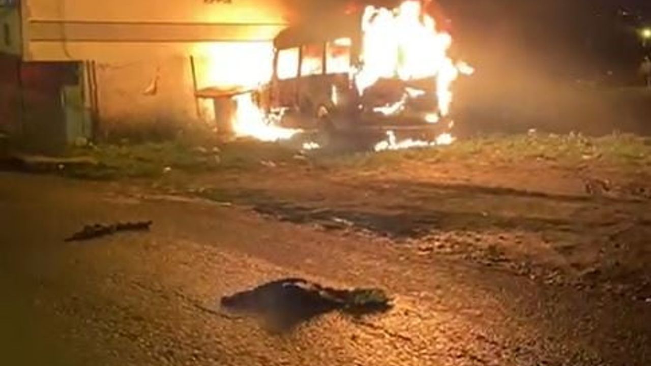 Avcılar'da seyir halindeki minibüs alevlere teslim oldu