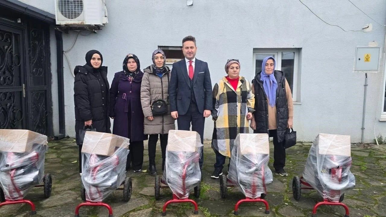 Ayancık'ta 5 kadın üreticiye süt sağım makinesi desteği