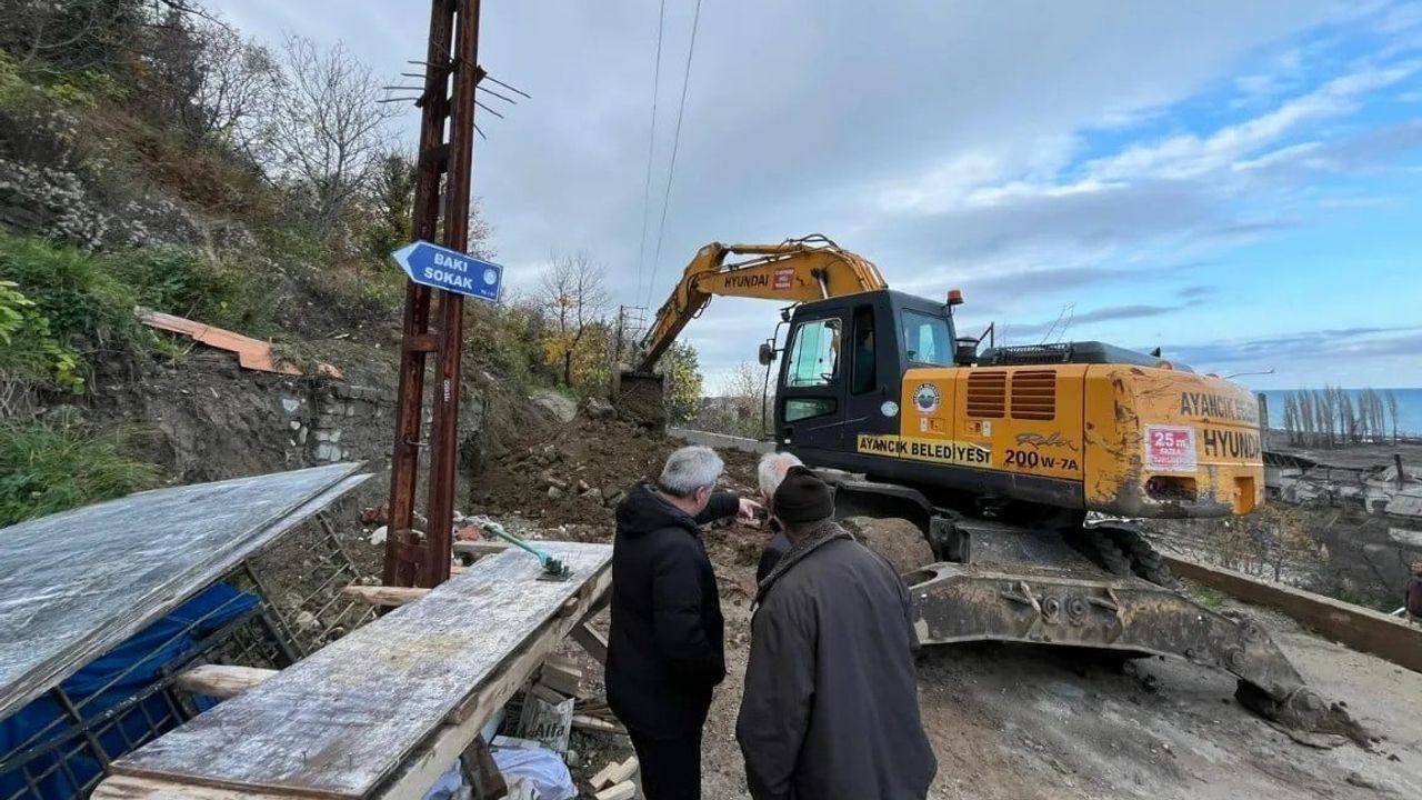 Ayancık'ta Denizciler Mahallesi'nde yol ve istinat duvarı çalışmaları hızlandı