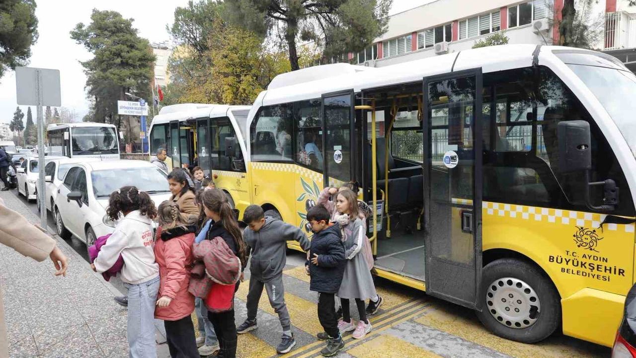 Aydın Büyükşehir Belediyesi minik öğrencileri 'Müzisyenler Çetesi' ile tiyatroda buluşturdu