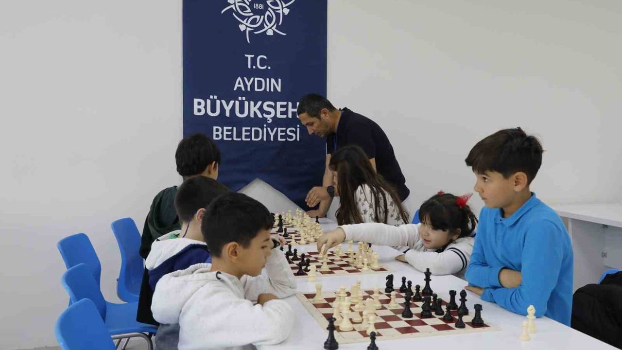 Aydın Büyükşehir Belediyesi'nin Ücretsiz Satranç Eğitimleri Çocukların Zihin Becerilerini Güçlendiriyor