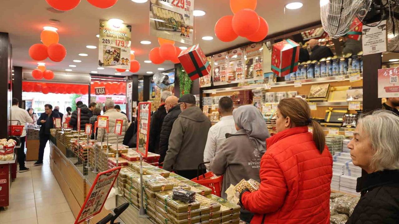 Aydın’da 2025’in Son Günü Kuruyemişçilere Akın