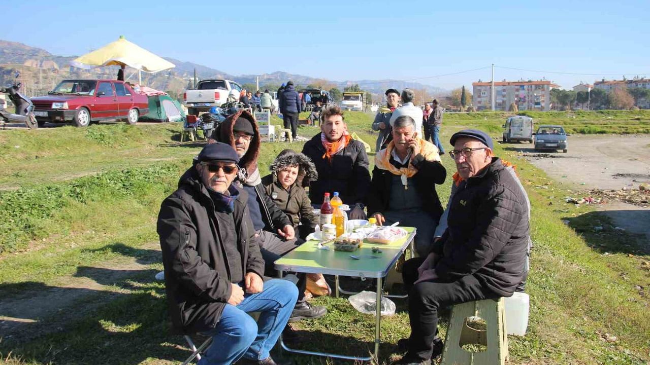 Aydın’da deveciler deve güreşlerinin yeniden başlaması için toplandı