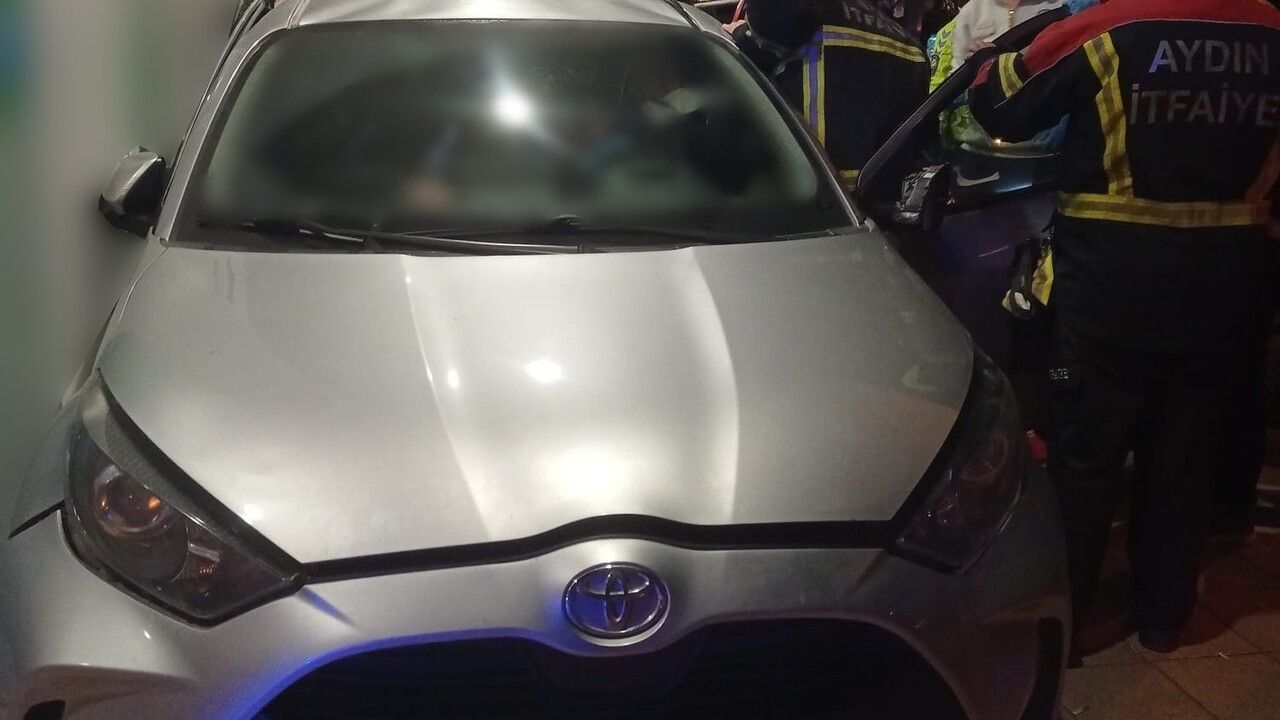 Aydın'da takla atan otomobil banka şubesine çarptı: 2 yaralı