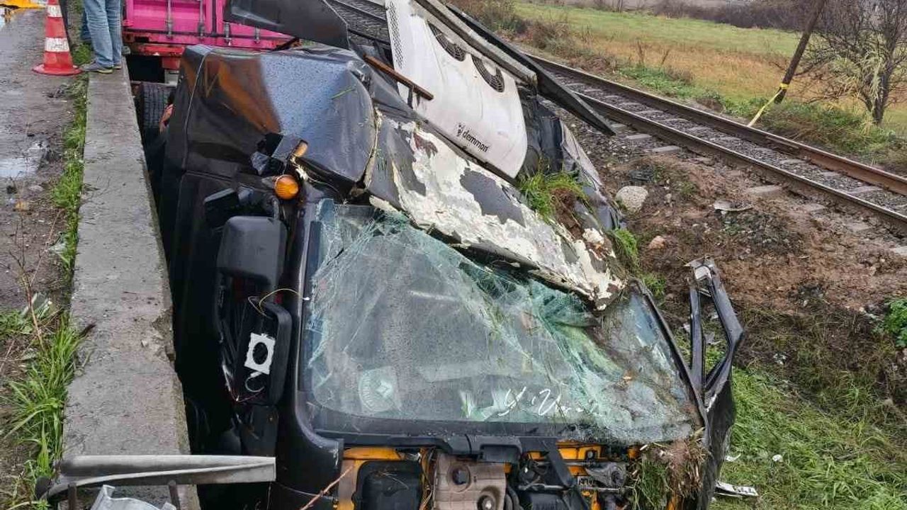 Aydın’da tır tren yoluna uçtu: Genç sürücü hayatını kaybetti