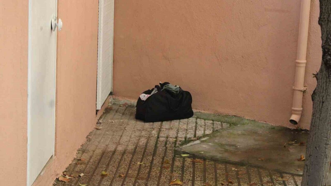 Aydın Efeler'de cami avlusunda bulunan şüpheli çantadan kıyafet çıktı
