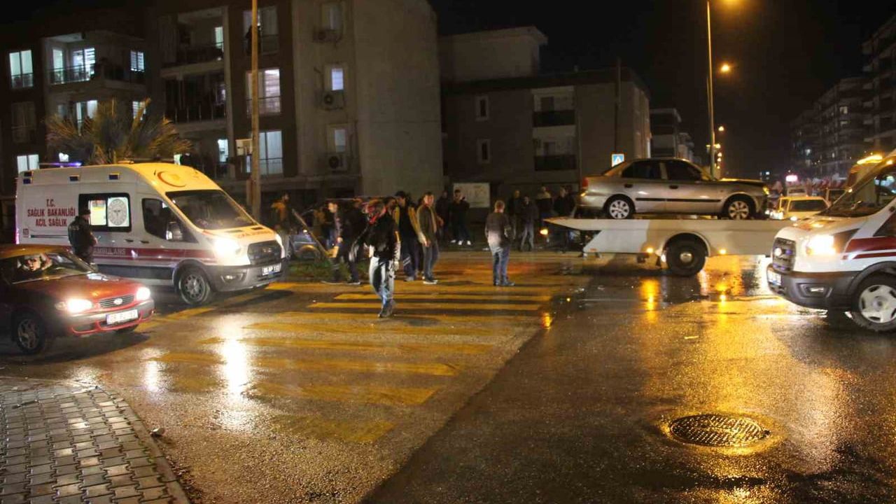 Aydın Efeler'de çarpışma: Ticari araç yan yattı, 7 yaralı