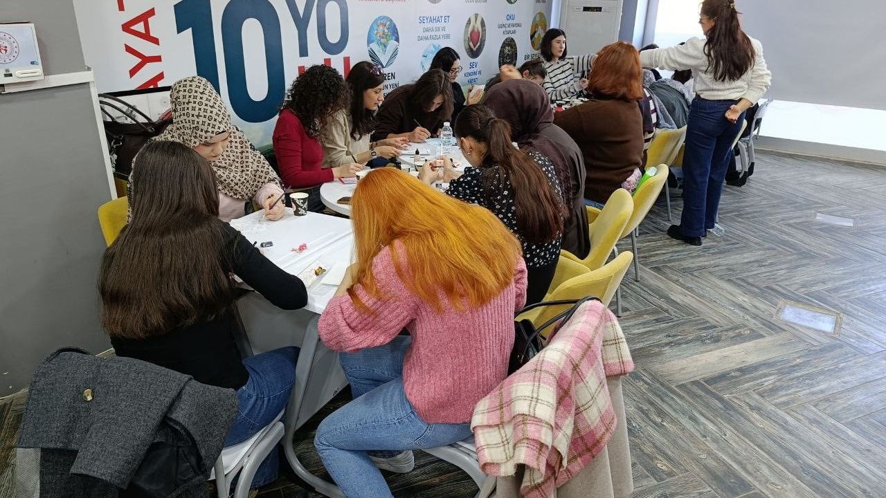 Aydın Gençlik Merkezi'nde yılın son resim atölyesi renk kattı