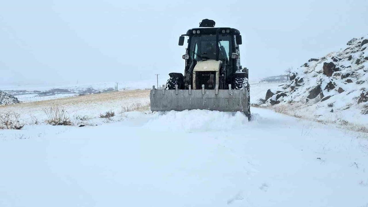 Aydınlar'da kar esareti: Yüksek kesimlerde yoğun kar yağışı etkili oldu