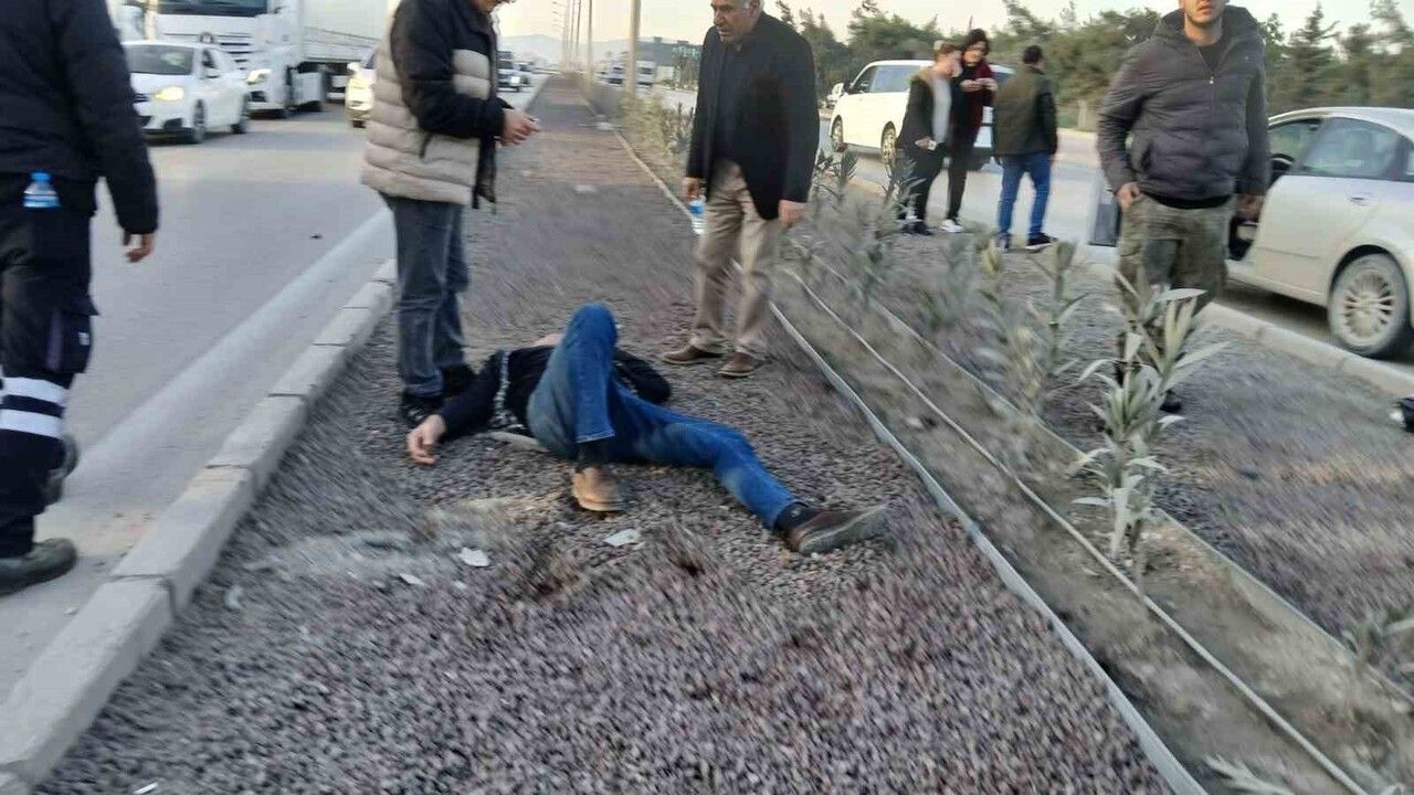 Aydınlatma direğine çarpan otomobil hurdaya döndü, sürücü yaralı kurtuldu